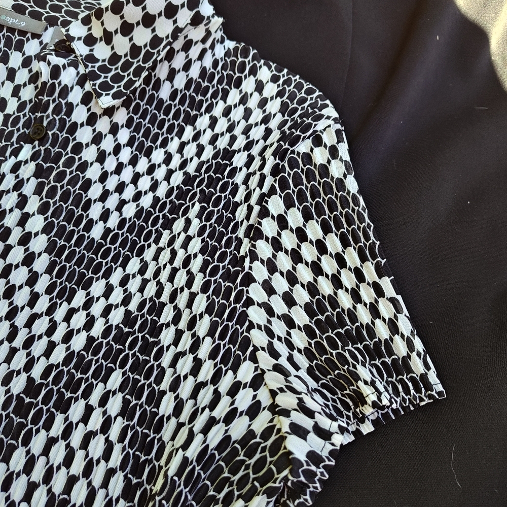 Apt. 9 Back & white retro design. Lightweight fabric.